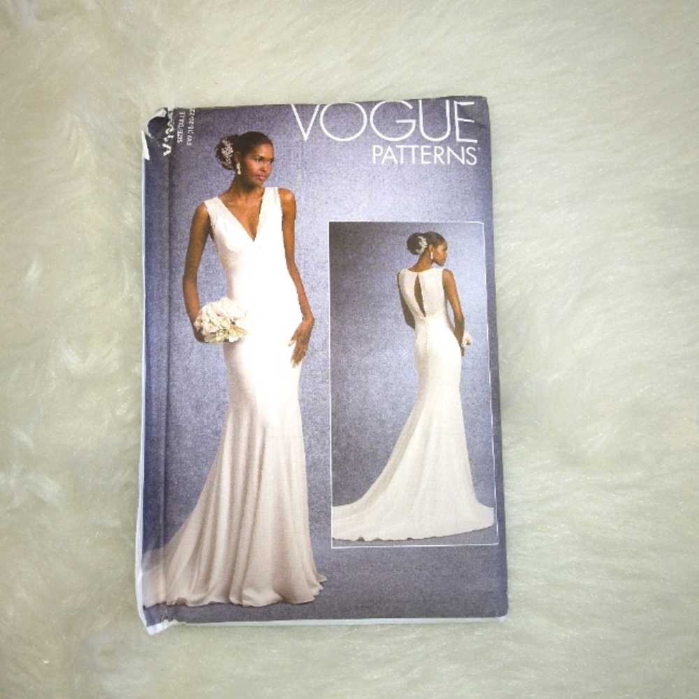 VOGUE V1032 Sz 18-22 wedding Dress Close fitting lined floor length rais…